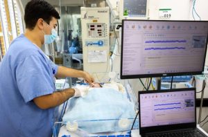 Prefeitura implanta sistema tecnológico em UTI Neonatal para prevenir sequelas neurológica em recém-nascidos