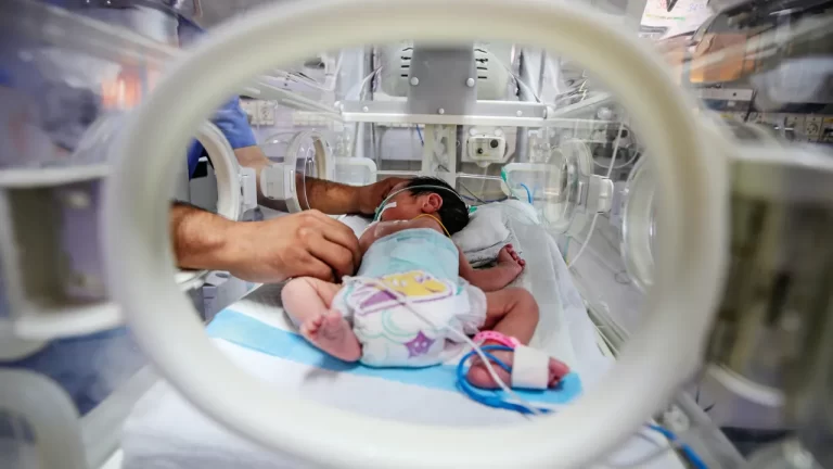 NA HORA CERTA - Monitoramento de recém-nascido com apoio de inteligência artificial: problemas detectados mais cedo (Ali Jadallah/Anadolu Agency/Getty Images)